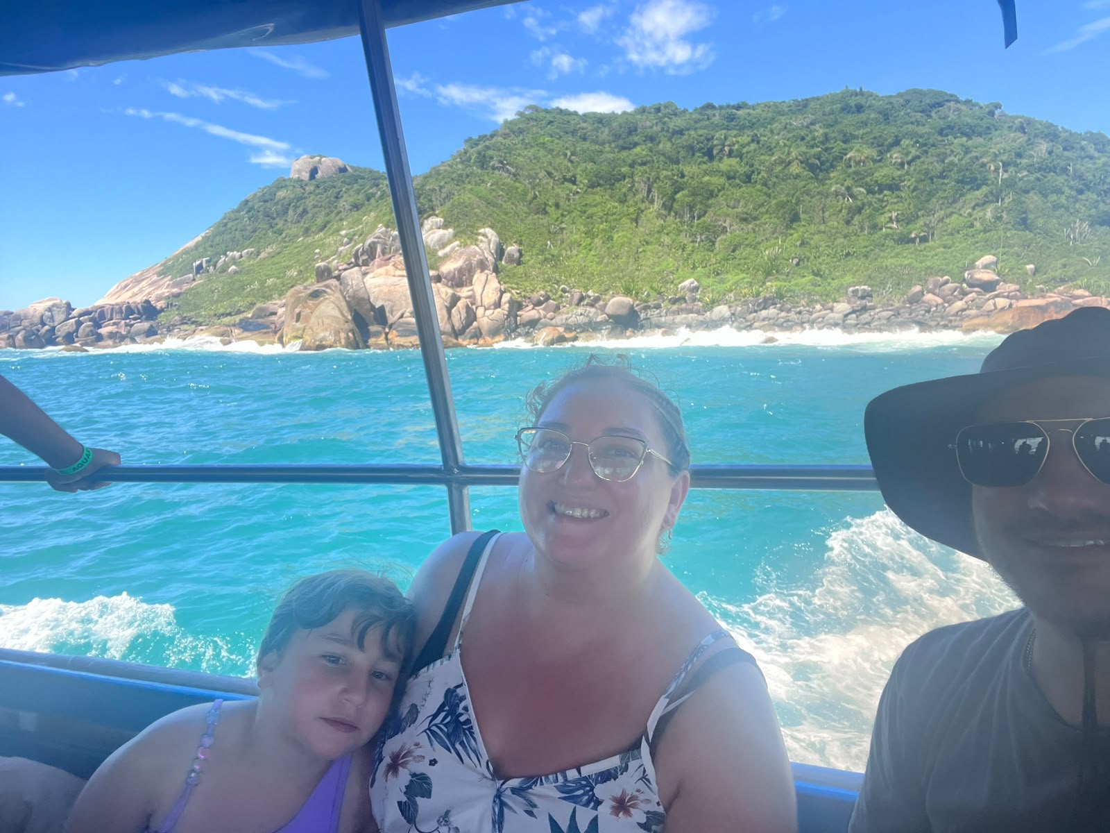Nuestra familia disfrutando un día junto al mar
